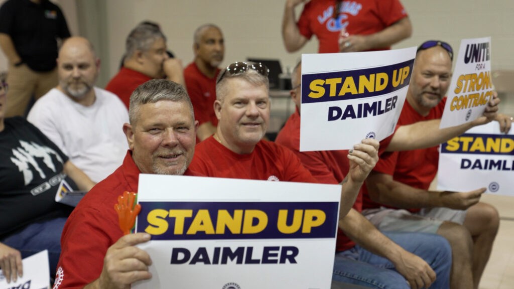 Syndiqués UAW avec pancartes « Stand Up Daimler »
