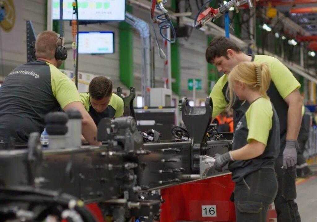 Ouvriers Volvo sur ligne d’assemblage de camions