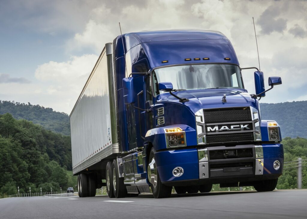 Mack Anthem bleu sur autoroute tracte une remorque blanche
