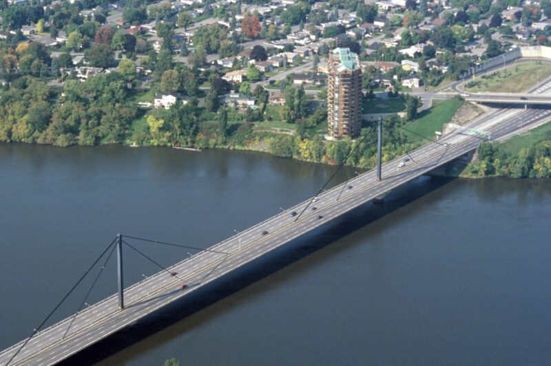 Les camions peuvent à nouveau circuler sur le pont Papineau-Leblanc article image