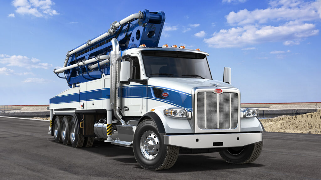 Peterbilt 567 pompe à béton sur route