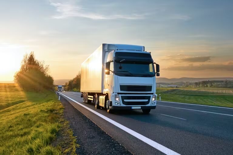Image synthèse de camion flat nose avec remorque sur route de campagne