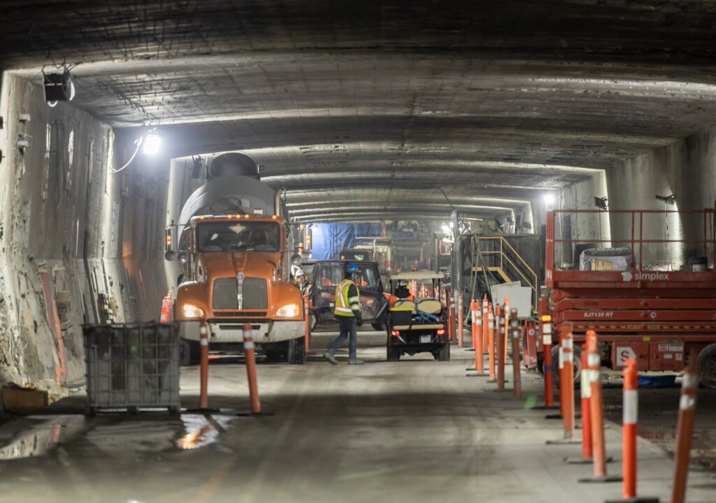 Travailleurs et camion bétonnière dans le tunnel La Fontaine