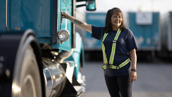 Chauffeuse-camion-exterieur-PNPC1385_0331LR alternate text for this image