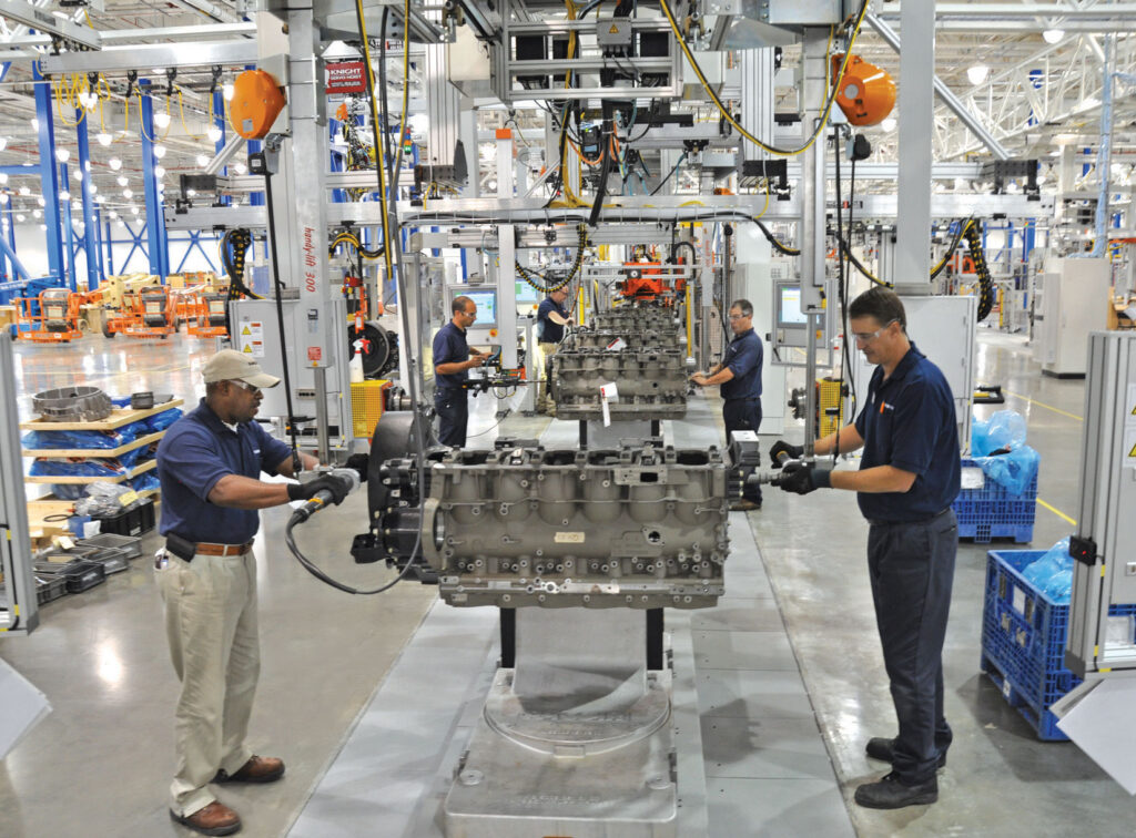 Ouvriers assemblent des moteurs Paccar à l’usine de Colombus, au Mississipi.