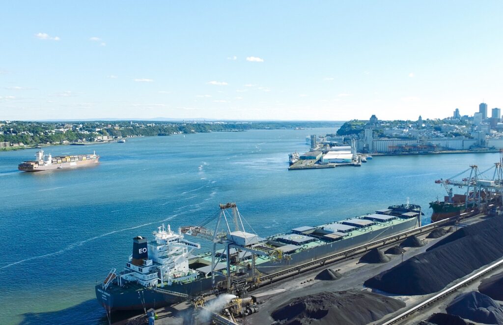 Vue du port de Québec avec navires au large