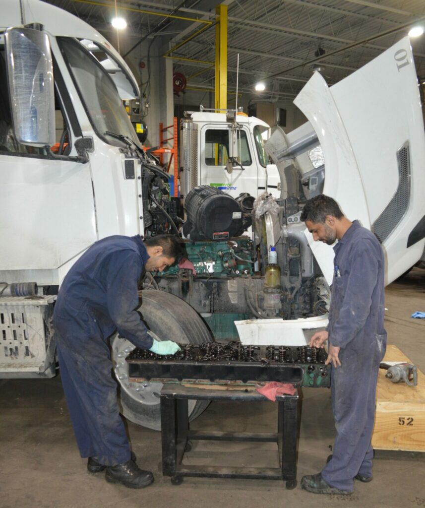 Mécaniciens travaillant sur un camion lourd