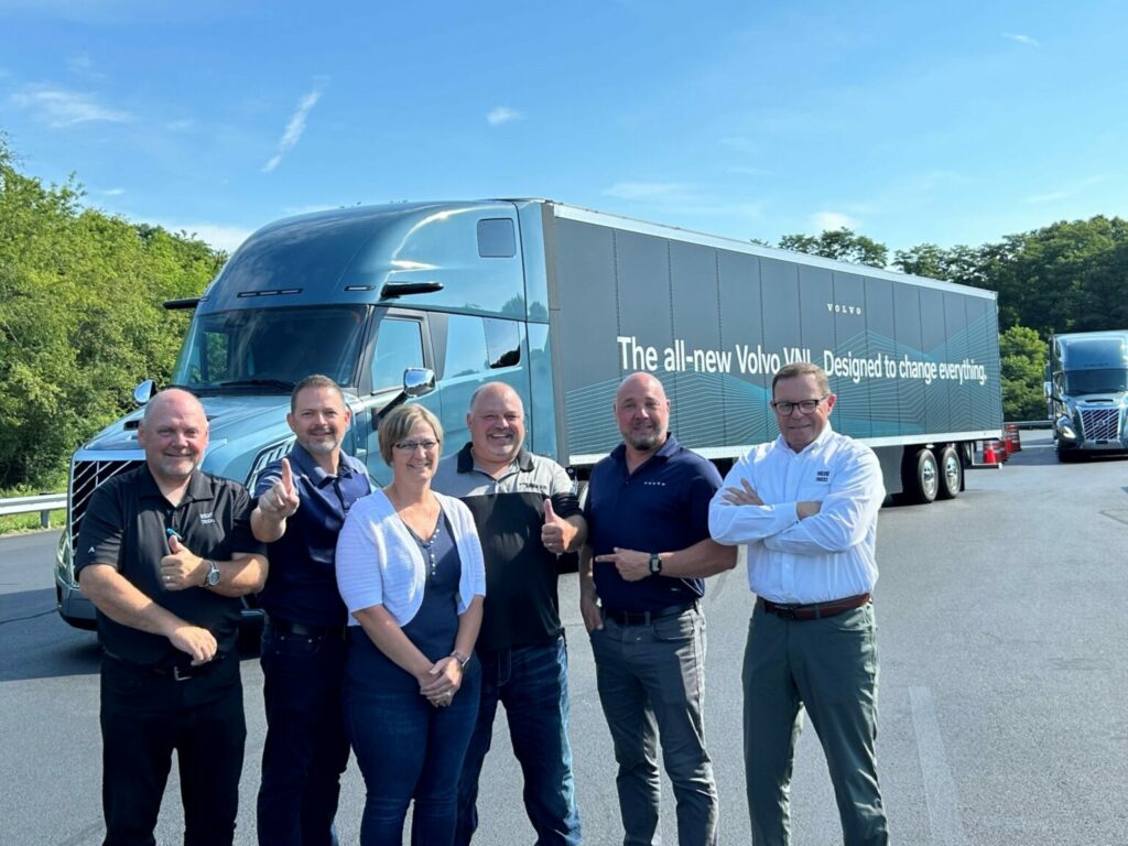 De gauche à droite : Peter Currie, directeur principal des ventes de district, VTNA ; Matthew Blackman, directeur général pour le Canada, VTNA ; Kristina et Martin Tobler, propriétaires de Tobler and Sons ; Adam Cziraki, ventes et marketing de camions lourds, Sheehan's Truck Centre ; et John Bowen, directeur des ventes de parcs de véhicules, VTNA