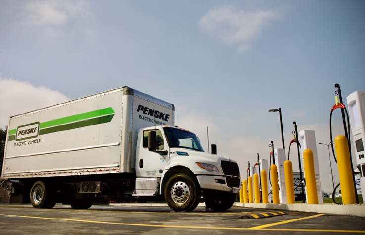 e-MV de Penske devant une rangée de bornes de recharge