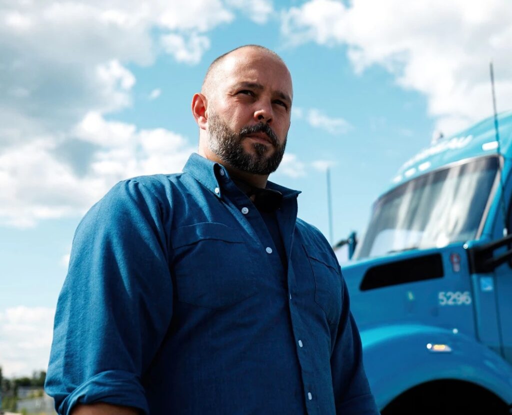 Camionneur pensif à l’extérieur de son camion