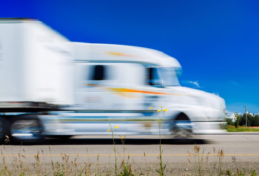 Camion circule avec effet de vitesse
