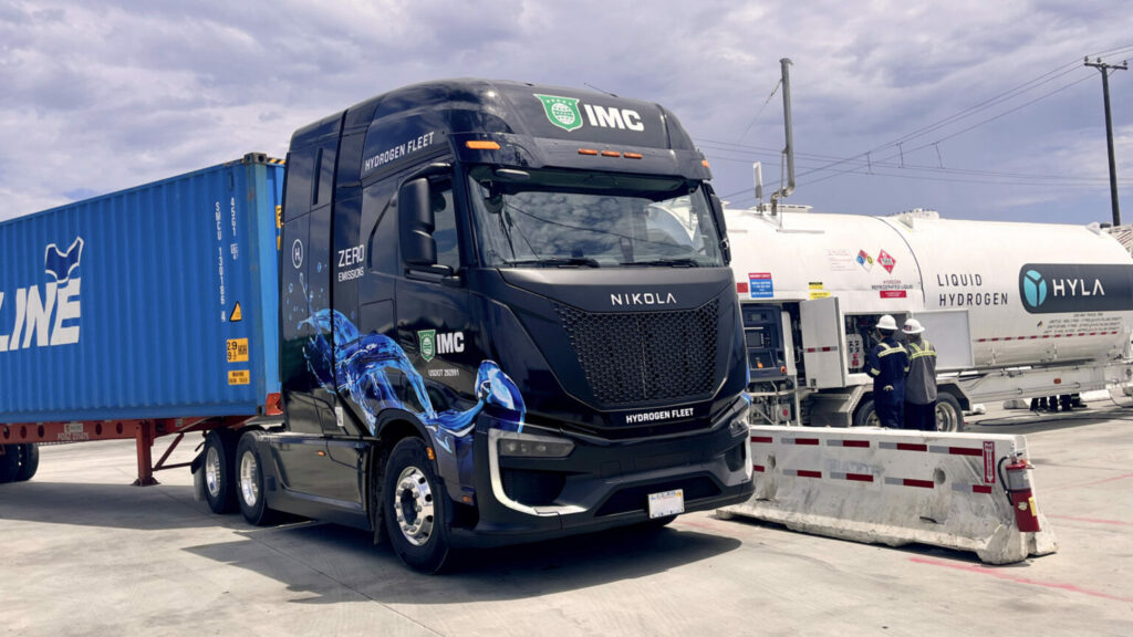 Camion Nikola attelé à un porte-conteneur fait le plein d’hydrogène
