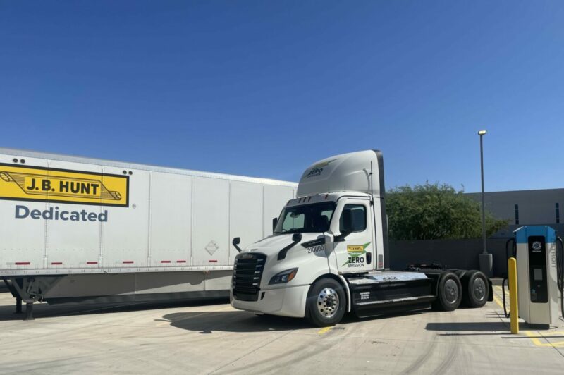 J.B. Hunt et DTNA livrent des pièces avec des camions électriques sur des itinéraires dédiés article image