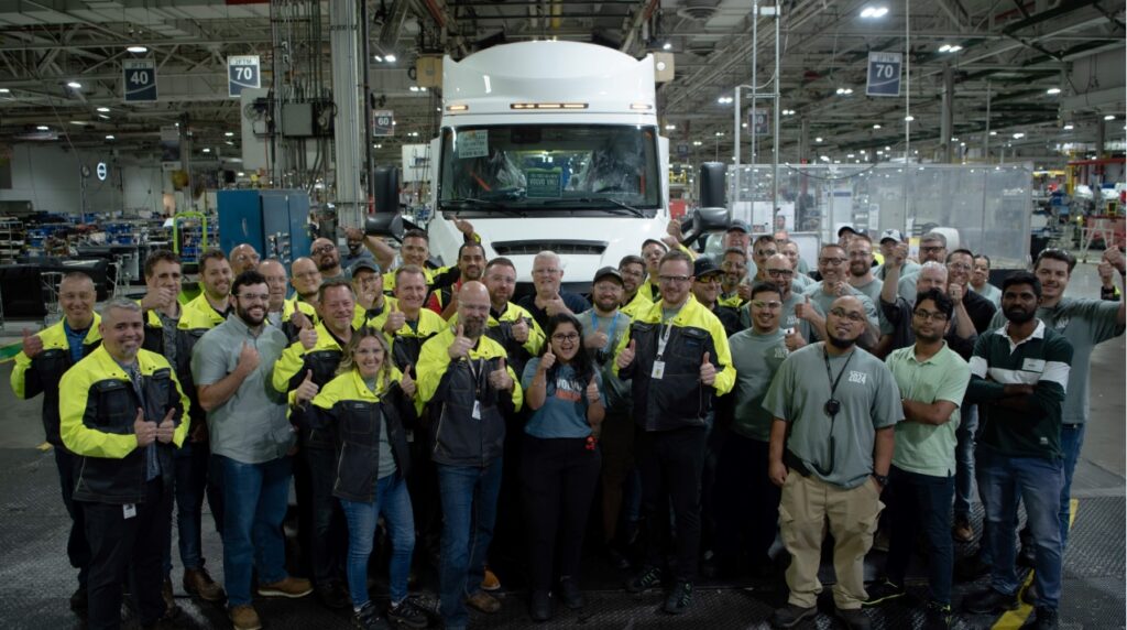 Groupe de travailleurs devant un Volvo VNL à l’usine New River Valley