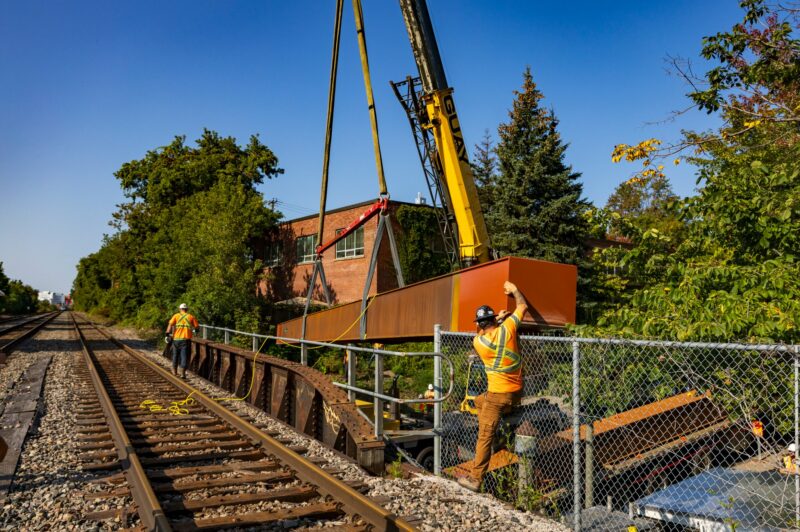 Poutres de sécurité et détection infrarouge pour empêcher les camions de heurter un viaduc ferroviaire à Westmount article image