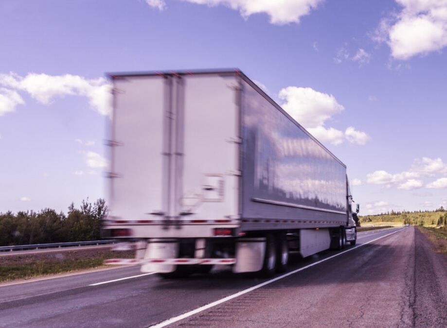 Camion tractant une remorque, vu de l’arrière avec effet de vitesse