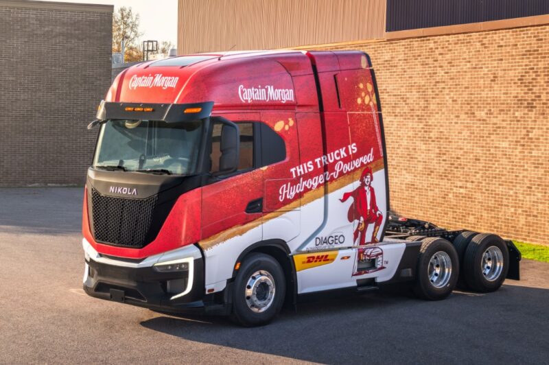 Des croquettes Dog Chow et du rhum Captain Morgan livrés par camions électriques à hydrogène article image
