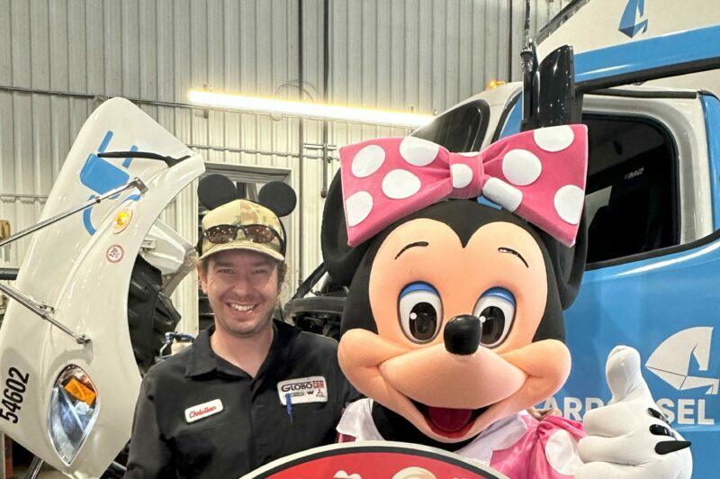 Employé de Globocam et Minnie Mouse