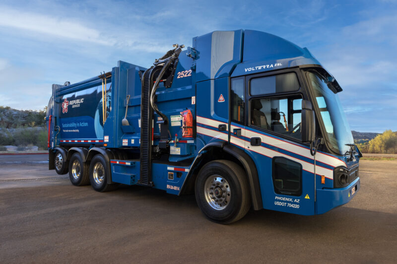 Republic Services commande 100 camions électriques McNeilus d’un seul coup article image