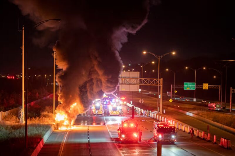 Camion-citerne en flammes sur la 20 à Montréal : le chauffeur s’en sort indemne article image