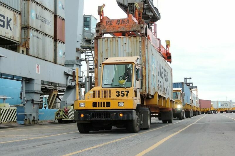 Shunters se font charger des conteneurs par des grues au port de Montréal