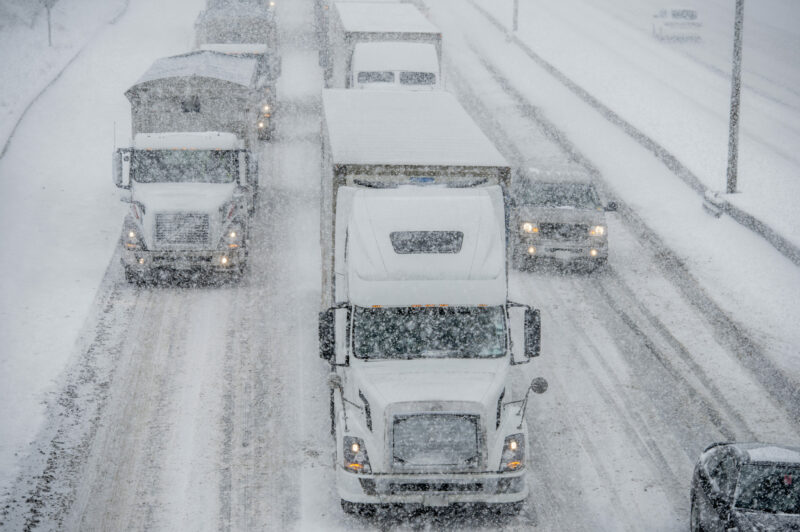 Pression accrue sur les camionneurs à Noël : infractions et collisions en hausse article image