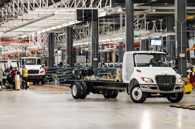 Les commandes de camions de classe 8 grimpent en novembre, les tarifs douaniers font craindre une hausse de prix article image