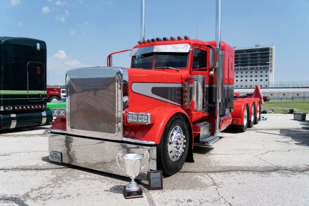 Camion avec trophée au concours SuperRigs de Shell Rotella
