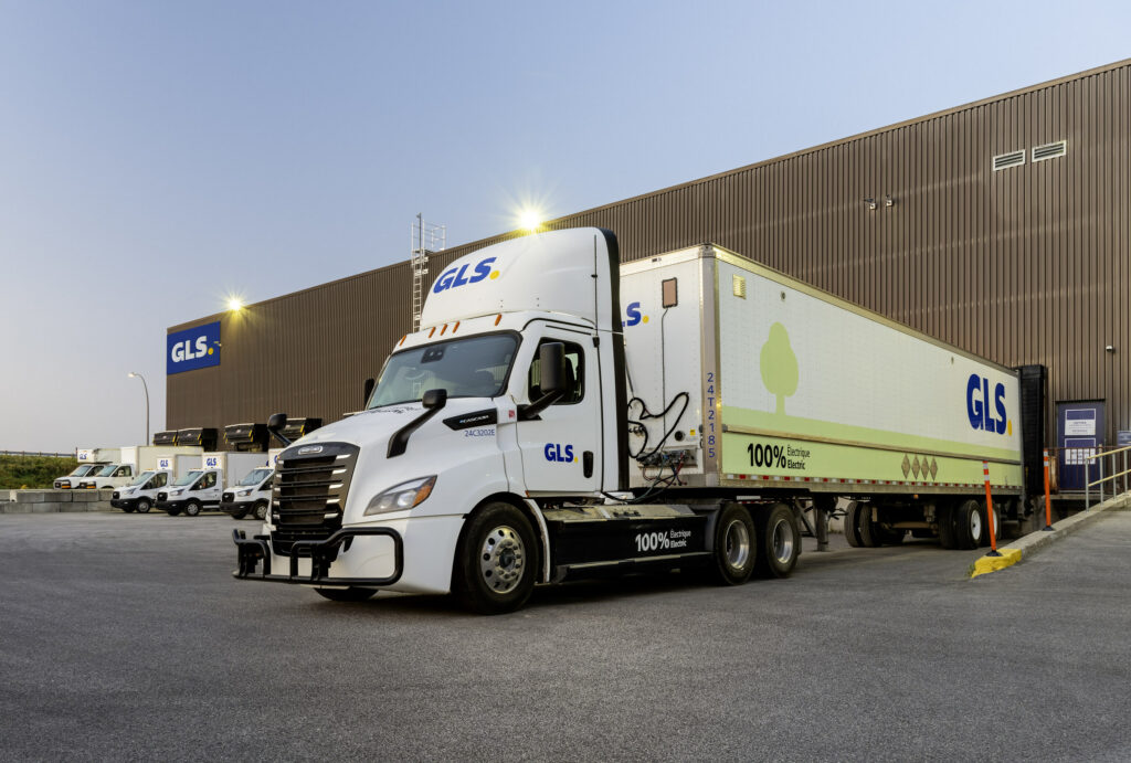 Camion et remorque GLS à un quai de chargement