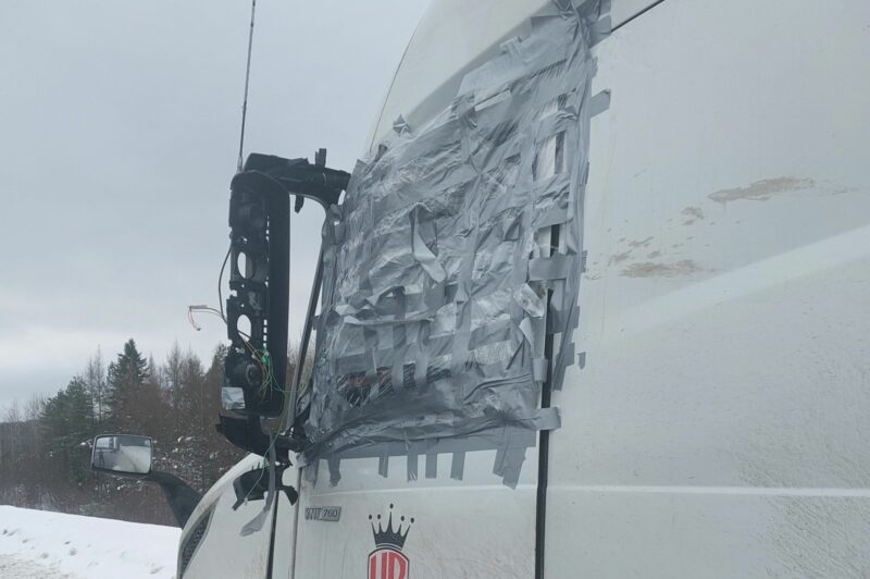 Un camionneur face à des accusations pour avoir remplacé une fenêtre de son poids lourd par du «duct tape» article image