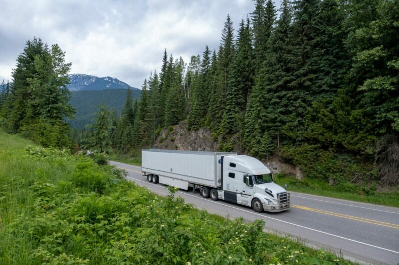 Les ministres des transports se réunissent pour discuter de la sécurité des camions et des barrières commerciales internes article image