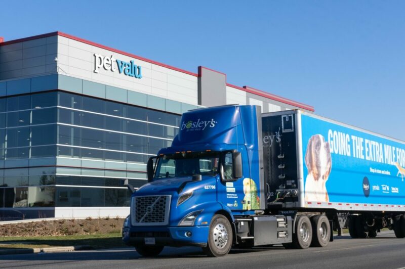 Pet Valu ajoute deux camions Volvo VNR Electric à sa flotte article image