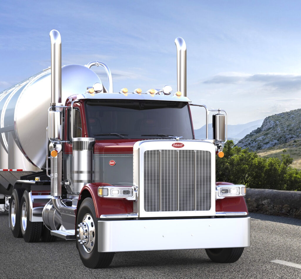 Vue de face d’un Peterbilt 579 qui tracte une citerne