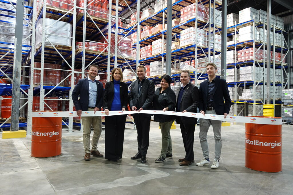 Groupe de TotalÉnergies au nouveau centre de distribution de Montréal