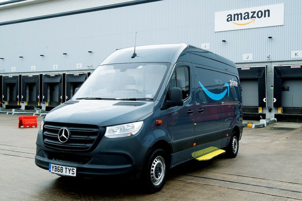 Mercedes Sprinter devant un entrepôt d’Amazon