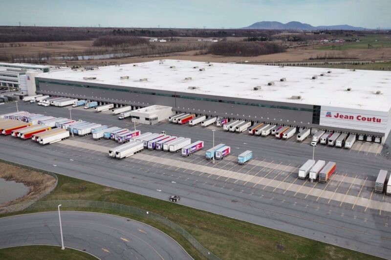 Vote de grève pour les camionneurs et caristes du centre de distribution Jean Coutu de Varennes article image