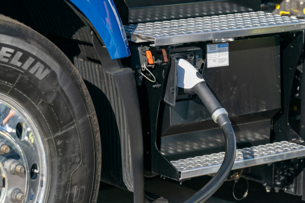 Gros plan du branchement d’un camion Volvo électrique