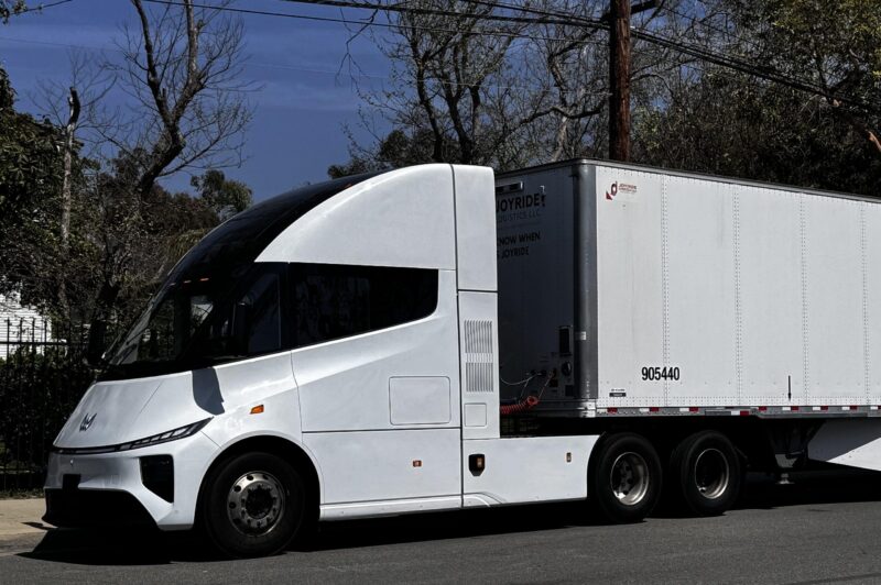 Windrose lance le premier camion électrique à cabine couchette d’Amérique du Nord article image