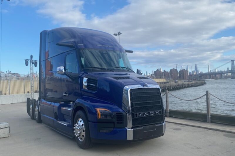 Pour son 125e anniversaire, Mack dévoile le Pioneer, son nouveau tracteur autoroutier article image