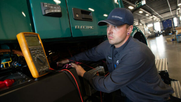 Volvo-VNR-Electric-Dealership-Technician-4-1536×1022-1-800×532-c-default alternate text for this image