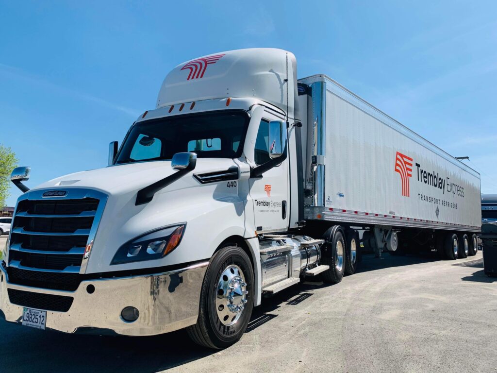 Camion et remorque blancs de Tremblay Express