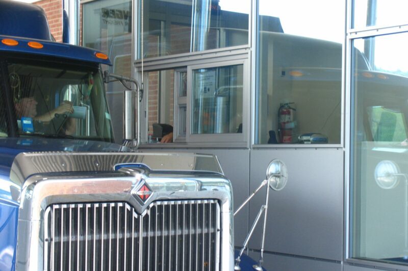 Restrictions de dimensions des camions au poste frontalier de Lacolle article image