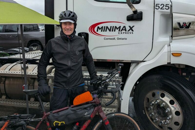 Le président de Minimax parcourt 900 km à vélo et visite chaque terminal pour récolter des fonds pour les employés article image