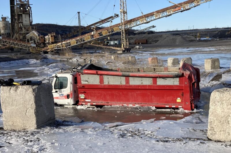 Camionneur décédé dans une carrière inondée : le chauffeur a été mal dirigé, dit la CNESST article image