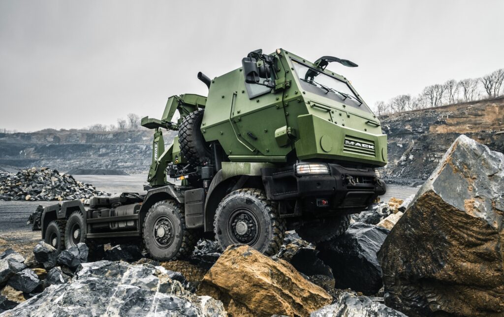 Camion militaire Mack sur rochers