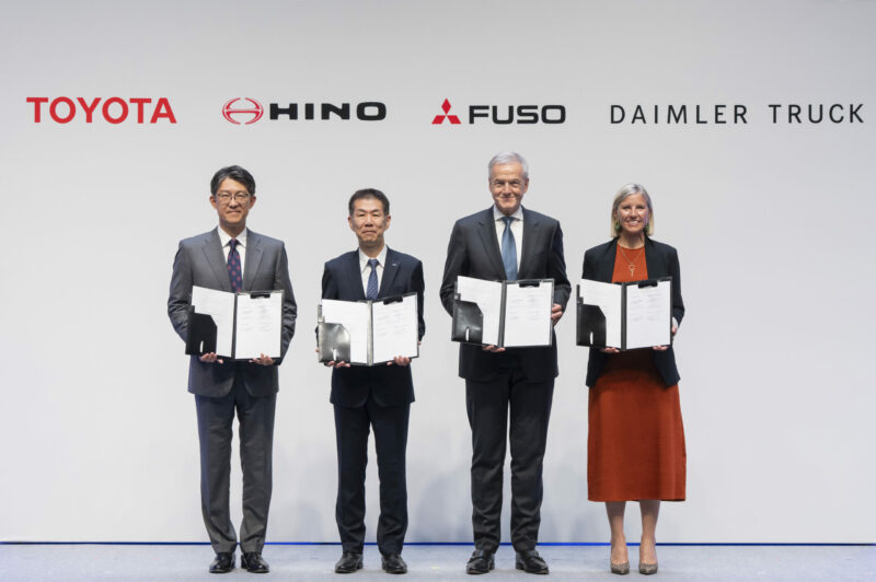 Daimler et Toyota fusionnent leurs divisions Mitsubishi Fuso et Hino article image