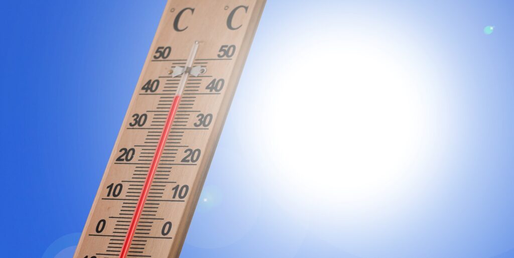 Thermomètre à 40 Celsius et soleil intense dans le ciel