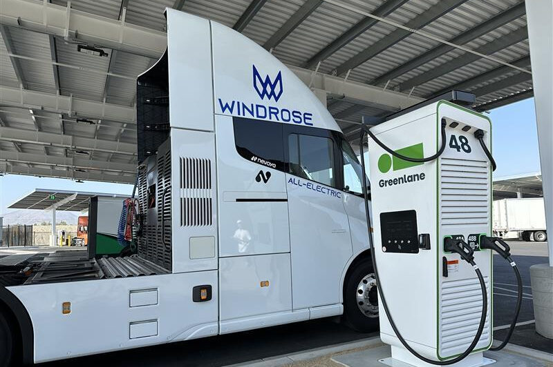 Nouveau corridor de recharge de camions électriques de longue distance dans le sud des États-Unis article image