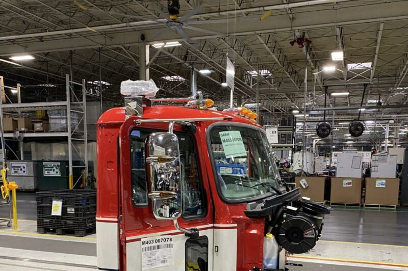 Trump impose des tarifs douaniers de 25% sur les camions complets article image