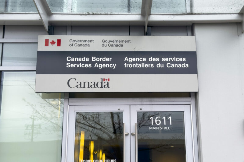 Les pannes informatiques à répétition aux douanes canadiennes mettent en péril la chaîne d’approvisionnement, dénonce l’ACC article image
